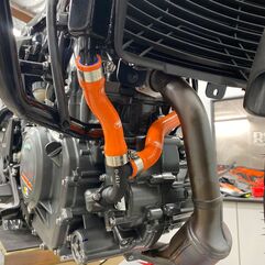 サムコスポーツ / Samco Sport KTM 390 アドベンチャー 2020 - 2021 4 ピース シリコンラジエーター クーラントホースキット | KTM-124-OR