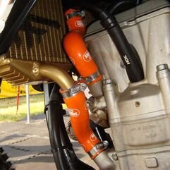 サムコスポーツ / Samco Sport KTM 450 SXS-F 2007 3 ピース シリコンラジエーター クーラントホースキット | KTM-8-OR