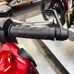 13mmのブッシュ付き18mmバーエンドを備えたGbracing Brake Lever Guard | BLG-18-B13-A160-GBR