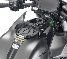 GIVI / ジビ タンクマウンティングキット： TANKLOCK/TANKLOCKED タンクバッグ用 - Kawasaki Z650 (from 2023) | BF81