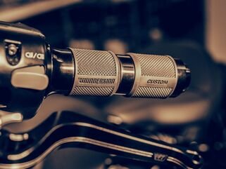 Wunderkind (ワンダーカインド) グリップセット 1" ハンドルバー Triumph / drive by wire / デザイン 'Hemisphere' ブラック | 106536-F15