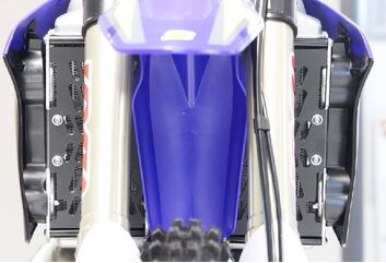 AXP-Racing / エーエックスピーレーシング Xtrem Radiator Guards - ブラックスペーサー | AX1582