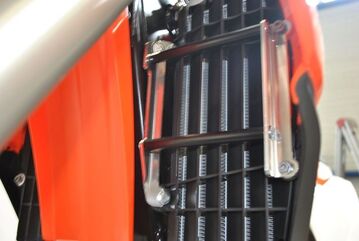 AXP-Racing / エーエックスピーレーシング ラジエーターブレース - ブラック | AX1449