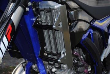 AXP-Racing / エーエックスピーレーシング ラジエーターブレース - ブラックスペーサー | AX1291