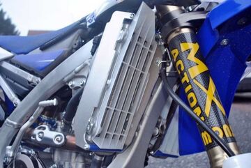 AXP-Racing / エーエックスピーレーシング ラジエーターブレース - ブルースペーサー | AX1345