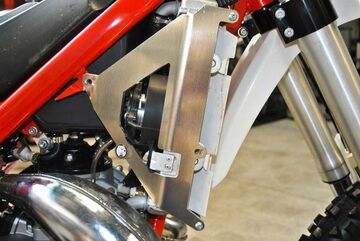 AXP-Racing / エーエックスピーレーシング ラジエーターブレース - ブラックスペーサー | AX1397