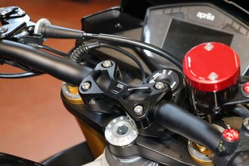 CNC Racing / シーエヌシーレーシング Handlebar top clamp Aprilia Tuono | RM256