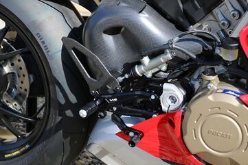 CNC Racing / シーエヌシーレーシング Heel guard kit for our rearsets Ducati Panigale V4 - carbon matt, Matt Carbon | ZA866Y