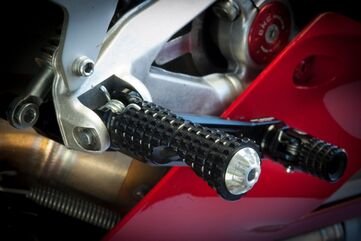 CNC Racing / シーエヌシーレーシング Footpegs For Stock Rearsets Driver Ducati Mv Agusta, ブラック | PC110B