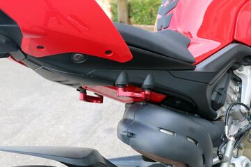 CNC Racing / シーエヌシーレーシング Rear footrest blanking plates Ducati Panigale/Streetfighter V4 | PET52