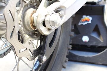AXP-Racing / エーエックスピーレーシング リアディスクガード - ブラック | AX1413