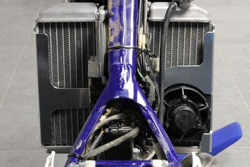 AXP-Racing / エーエックスピーレーシング ラジエーターブレース - ブラックスペーサー | AX1574