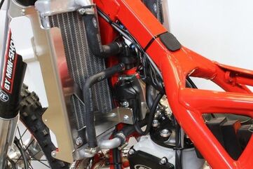AXP-Racing / エーエックスピーレーシング ラジエーターブレース - レッドスペーサー | AX1506