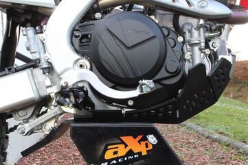 AXP-Racing / エーエックスピーレーシング Xtrem HDPE スキッドプレート - ブラック | AX1522