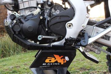 AXP-Racing / エーエックスピーレーシング Xtrem HDPE スキッドプレート - ブラック | AX1522