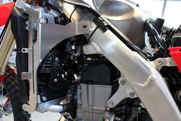 AXP-Racing / エーエックスピーレーシング ラジエーターブレース - レッドスペーサー | AX1523
