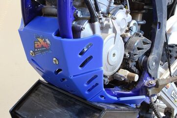 AXP-Racing / エーエックスピーレーシング Xtrem HDPE スキッドプレート - ブルー | AX1537