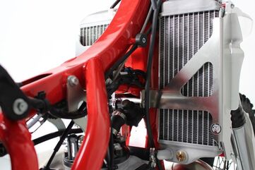 AXP-Racing / エーエックスピーレーシング ラジエーターブレース - Red | AX1552