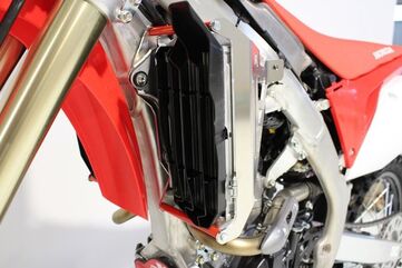 AXP-Racing / エーエックスピーレーシング ラジエーターブレース - Red | AX1553