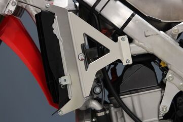 AXP-Racing / エーエックスピーレーシング ラジエーターブレース - Red | AX1598