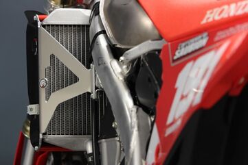 AXP-Racing / エーエックスピーレーシング ラジエーターブレース - Red | AX1598