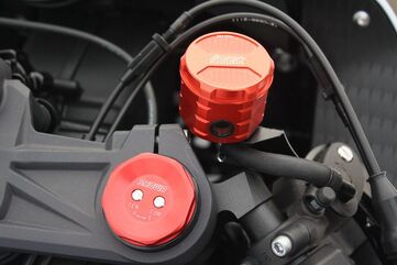 GSGモトテクニック ブレーキオイルリザーバー フロント Kawasaki ZX-6R 636 (2013-2015) | 3999-V38-K366