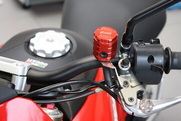 GSGモトテクニック クラッチオイルリザーバー Ducati ハイパーモタード 1100 (2007 -) | 3999-B38-D51