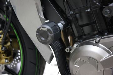 GSGモトテクニック クラッシュパッドセット アダプター アルミ ブラックアノダイズド Kawasaki Z 1000 (2014-2019) | 40602-K46-DS-SH