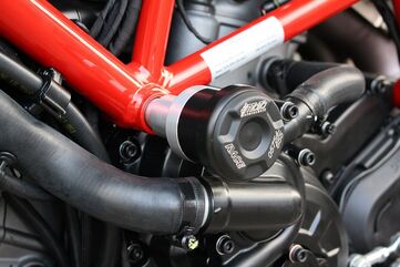 GSGモトテクニック クラッシュパッドセット アダプター アルミ ブラックアノダイズド Ducati ハイパーモタード 939 / SP (2016 -) | 40493-D28-SH