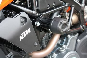 GSGモトテクニック クラッシュパッドセット マウンティングプレート ブラックアノダイズド KTM Duke 125 (2017 -) | 4060255-KM10-DS-SH