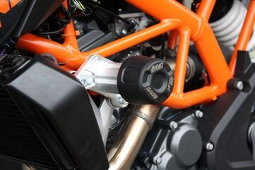 GSGモトテクニック クラッシュパッドセット マウンティングプレート ブラックアノダイズド KTM Duke 390 (2013 -) | 406025545-KM6-DS-SH