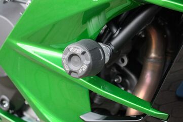 GSGモトテクニック クラッシュパッドセット アダプター アルミ ブラックアノダイズド Kawasaki Ninja H2 SX/SE (2018 -) | 406023555-K71-DS-SH