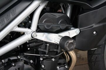 GSGモトテクニック クラッシュパッドセット マウンティングプレート ブラックアノダイズド Triumph Tiger 800 (2011-2014) | 4060255-T24-DS-SH