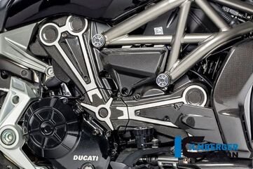 ILMBERGER / イルムバーガーカーボンパーツ カムベルトカバー グロス + クロームデカール付 Ducati XDiavel 16- | ZAO.099.XD16G.K