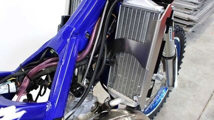 AXP-Racing / エーエックスピーレーシング ラジエーターブレース - ブラックスペーサー | AX1464